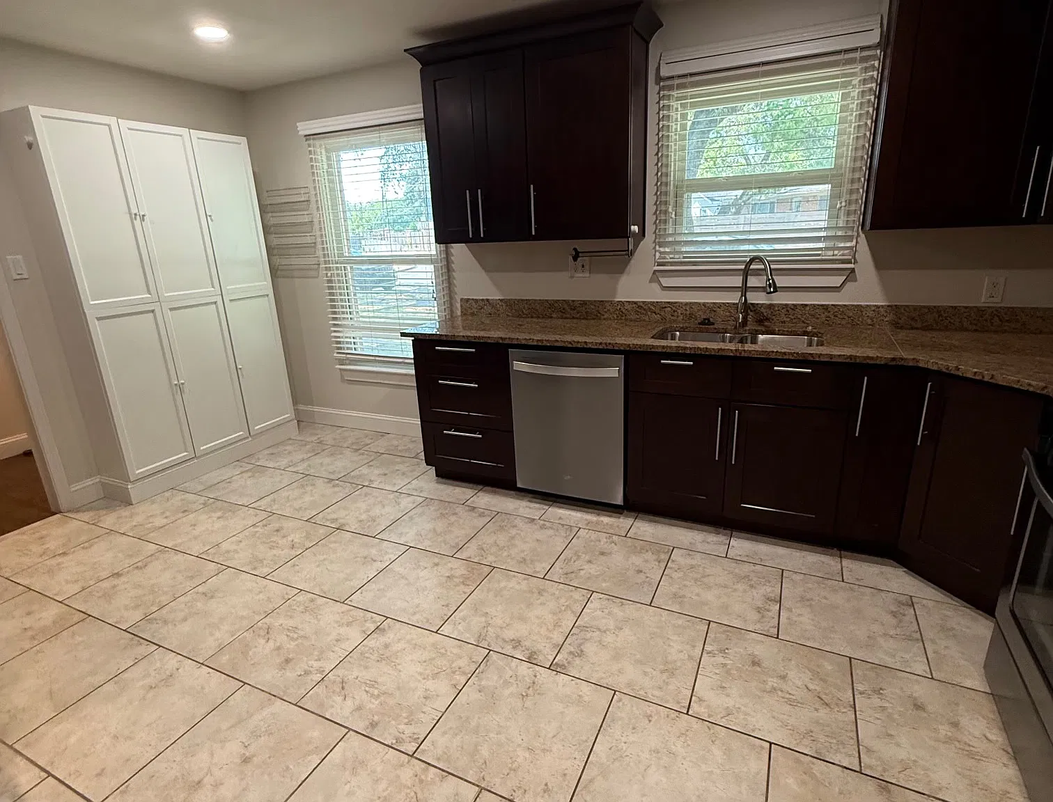 3 bed, 2.5 bath, 1661 sqft, $2,200 — Photo 3