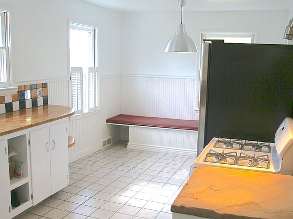 Gas Range & Eat-in area 