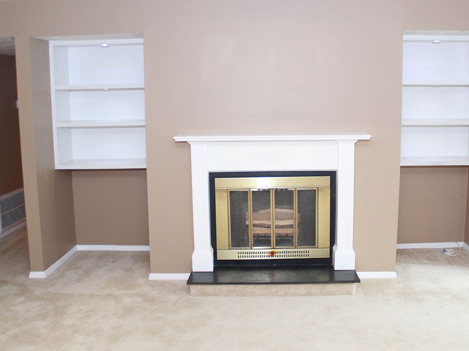 Living room/built-in bookcas