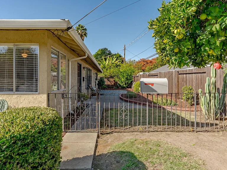 5484 Riverside Blvd — Photo 19
