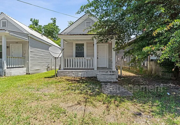 1918 Walker St — Photo 1
