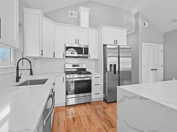 4th image of 85 Oxford Ave Floor 2