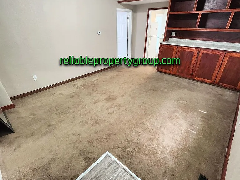 436 E Taber St — Photo 2