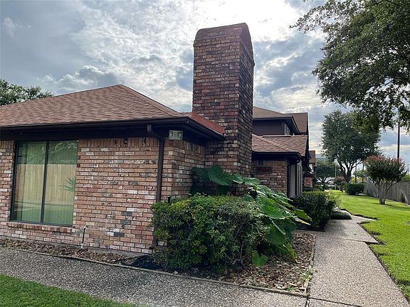 Nicely landscaped, front greenspace cared for by maintenance