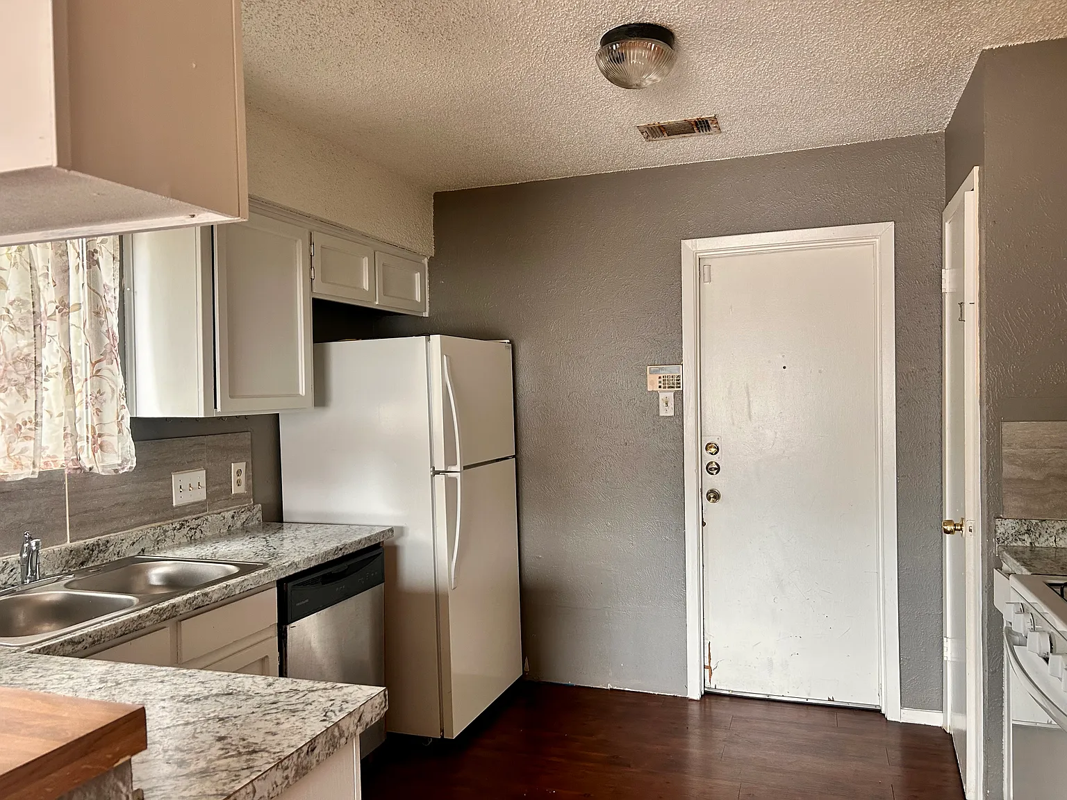 3 bed, 1265 sqft, $1,950 — Photo 4