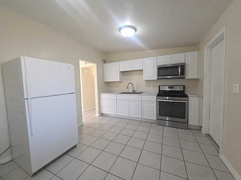 4831 S 36th Dr — Photo 3