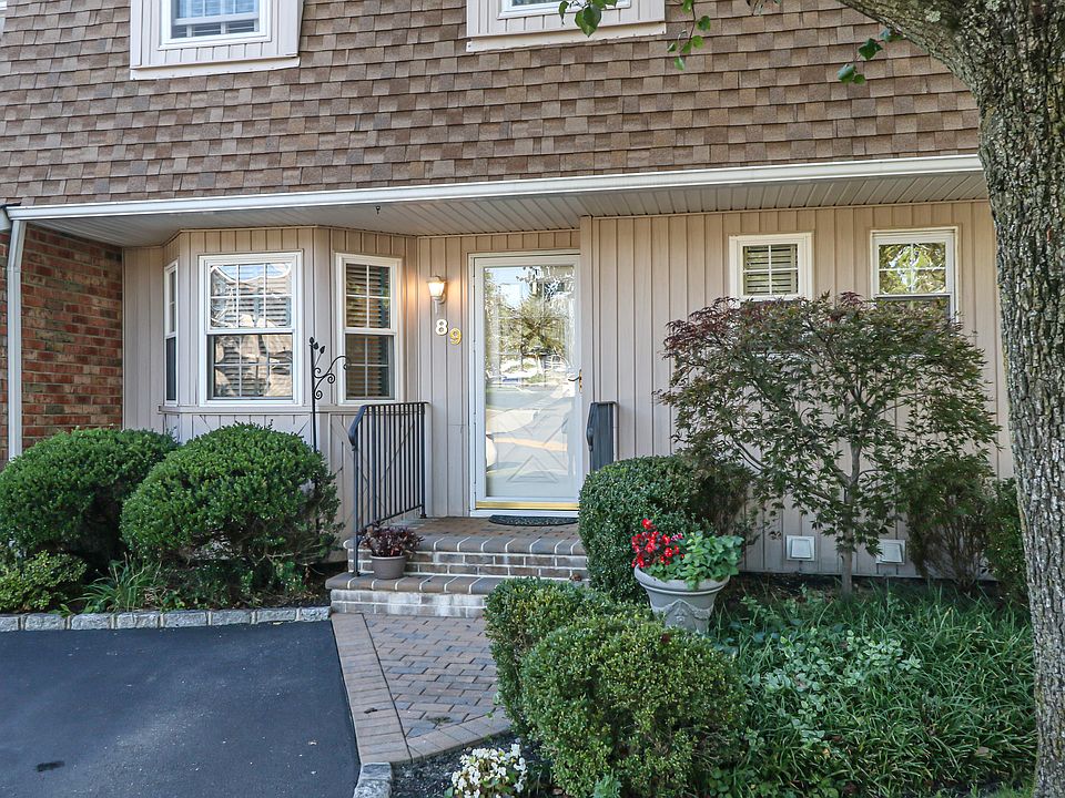 1st image of 89 Woodlake Dr W