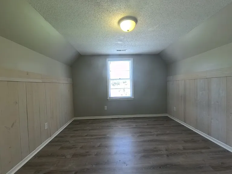 504 Willow Ln — Photo 16