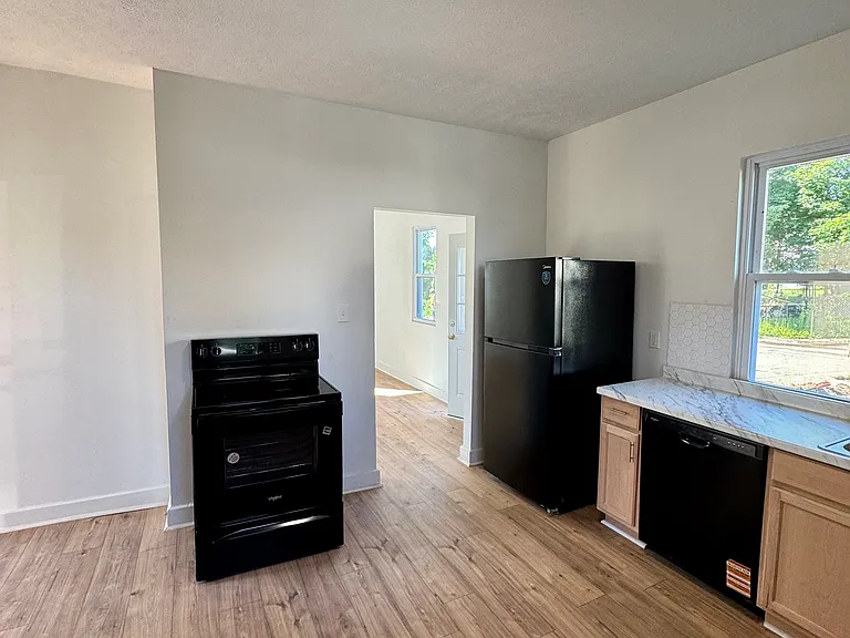140 Grove Ave — Photo 12