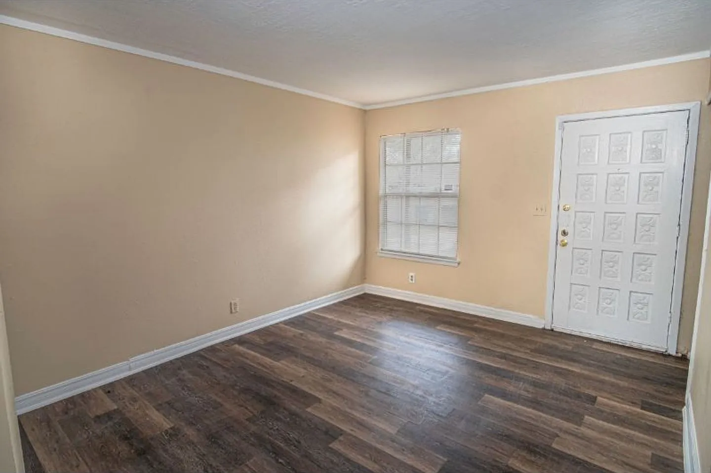 Convenient 4-Bedroom Stay Near Downtown & Attractions! — Photo 4