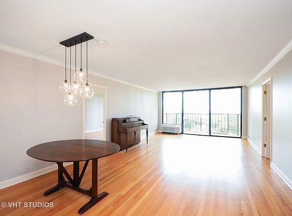 2nd image of 1450 N Astor St APT 12C