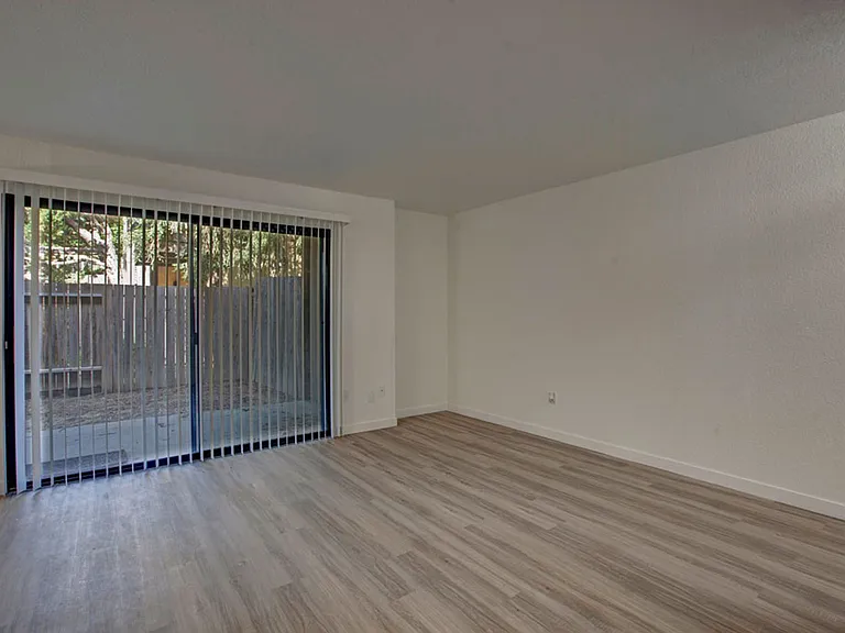St. George Apartments — Photo 5