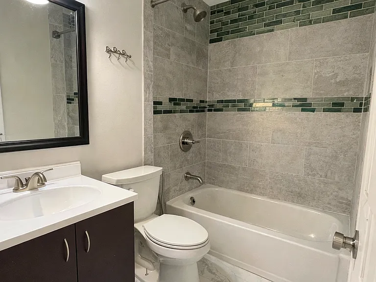 581 SW Banks Ter — Photo 4