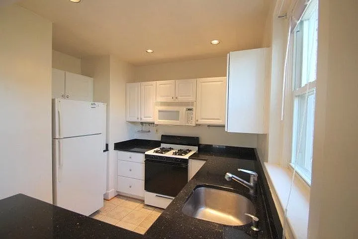 Kitchen with GAS cooking , GRANITE countertops.
