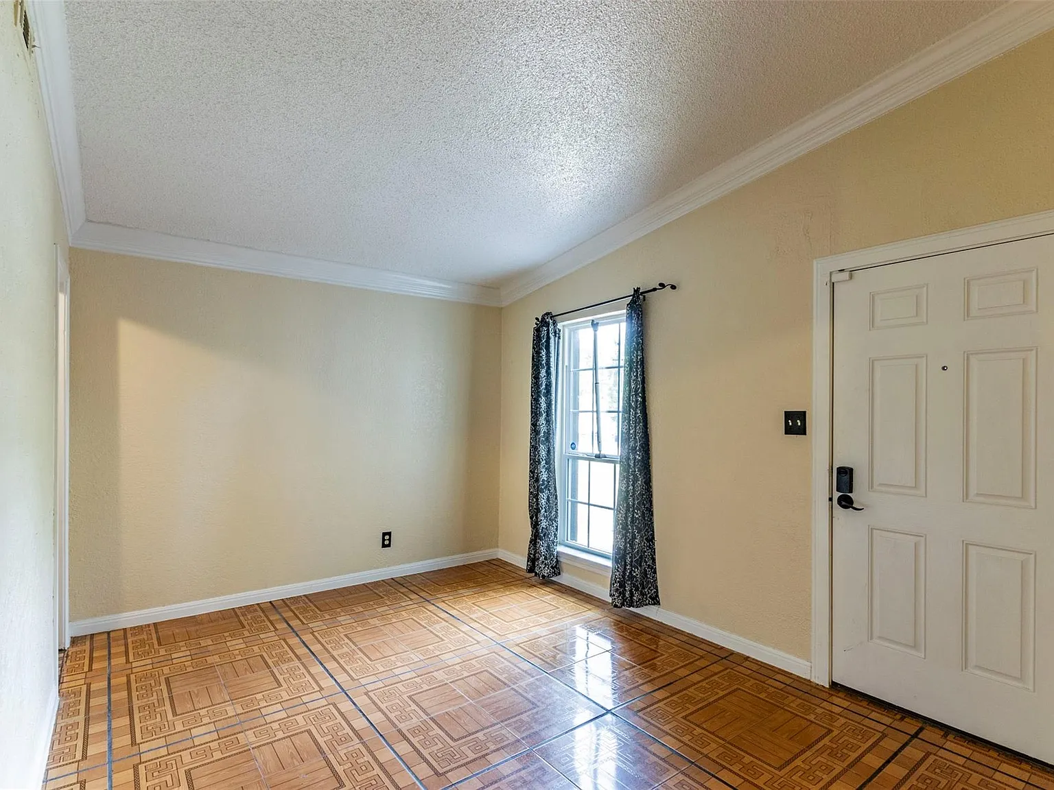 4 bed, 2.0 bath, 1272 sqft, $1,800 — Photo 4