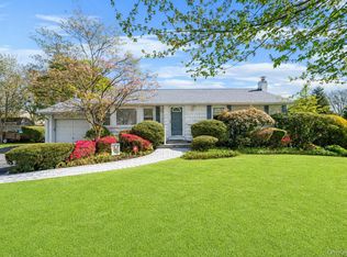 15 Frost Ln, Greenlawn, NY 11740