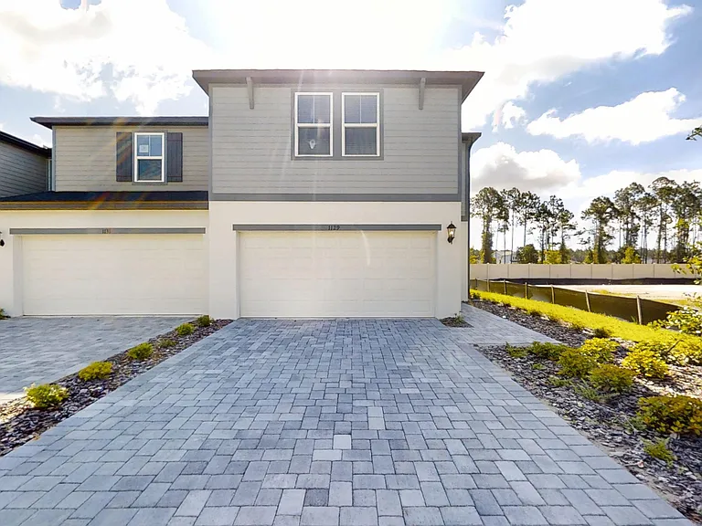 1129 Bradford Park Dr — Photo 1