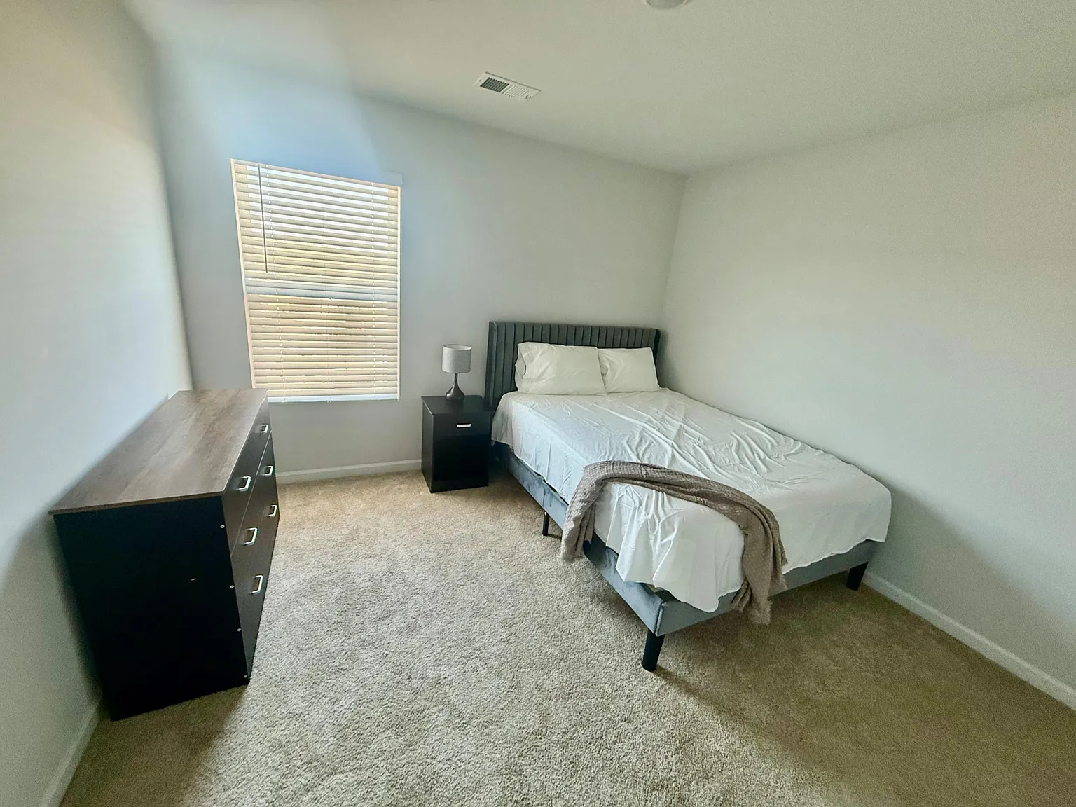 4 bed, 2.5 bath, 1976 sqft, $931 — Photo 2