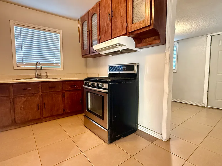 1220 Cooley Dr — Photo 5