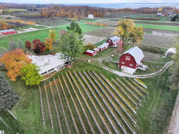 13046 Center Rd, Traverse City, MI 49686