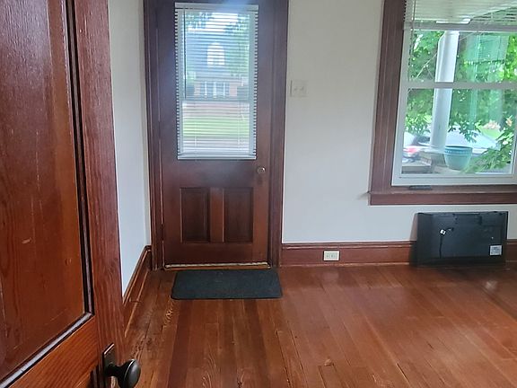 1st Floor family room 11'8"x10'8"