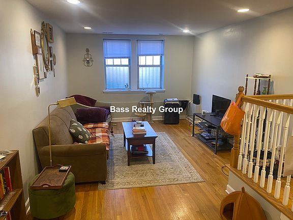 2nd image of 6974 N Greenview Ave #G
