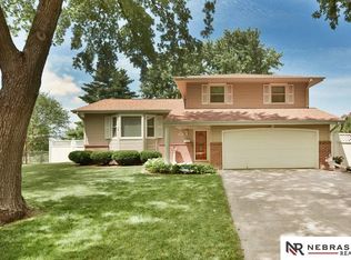 814 Matthies Dr, Papillion, NE 68046