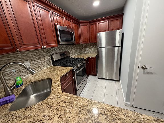 4th image of 145 Applegate Ln