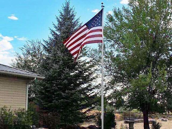 Lighted flag pole