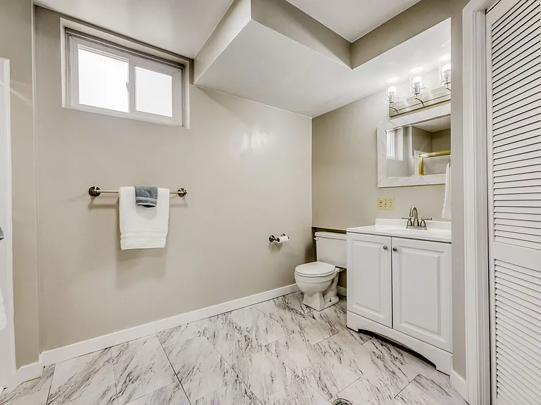 1015 W Longview Ave — Photo 20