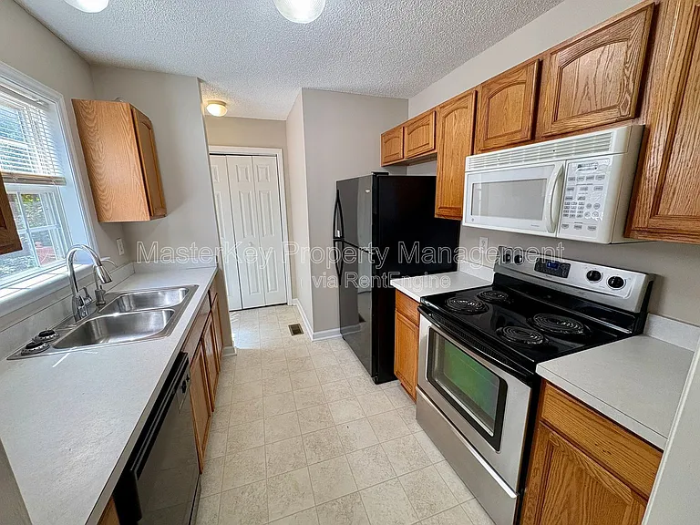 317 Cross Hill Ln — Photo 2