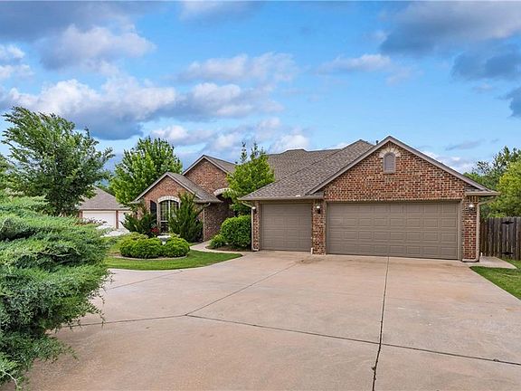 3rd image of 216 S Wyndemere Lakes Dr