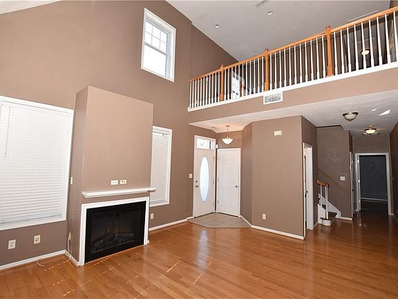 3rd image of 1001 Christiana Cir