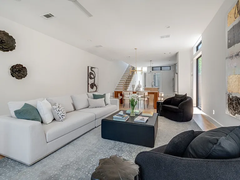 2324 Kirby St — Photo 4