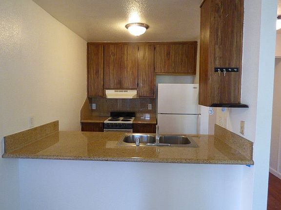5th image of 30 Castlecrest Dr