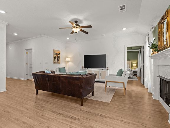 4th image of 30 N Manhattan Way