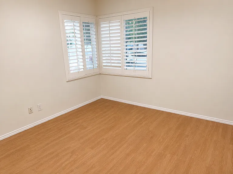 16148 Hamlin St — Photo 6