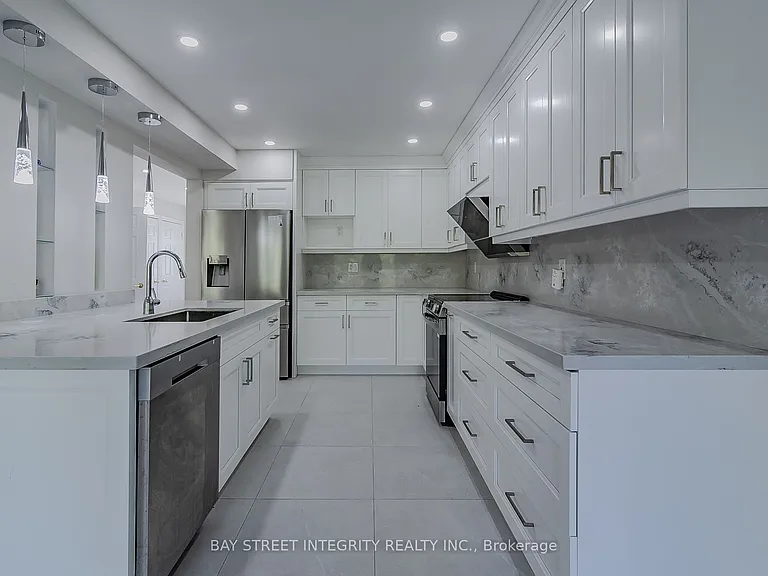110 Holly Dr — Photo 2