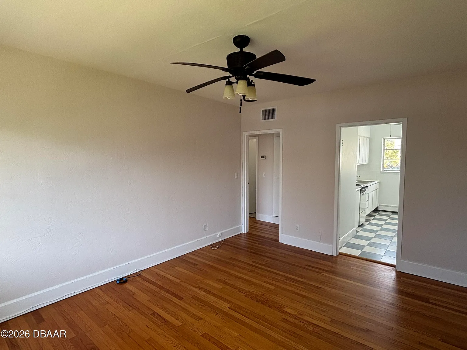 2 bed, 1.0 bath, 750 sqft, $1,300 — Photo 2