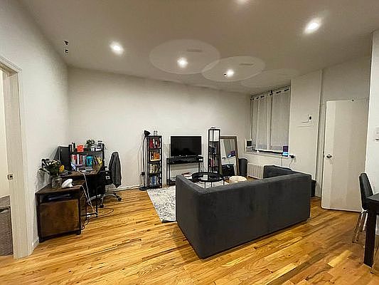 3rd image of 114 E 28th St APT 2D
