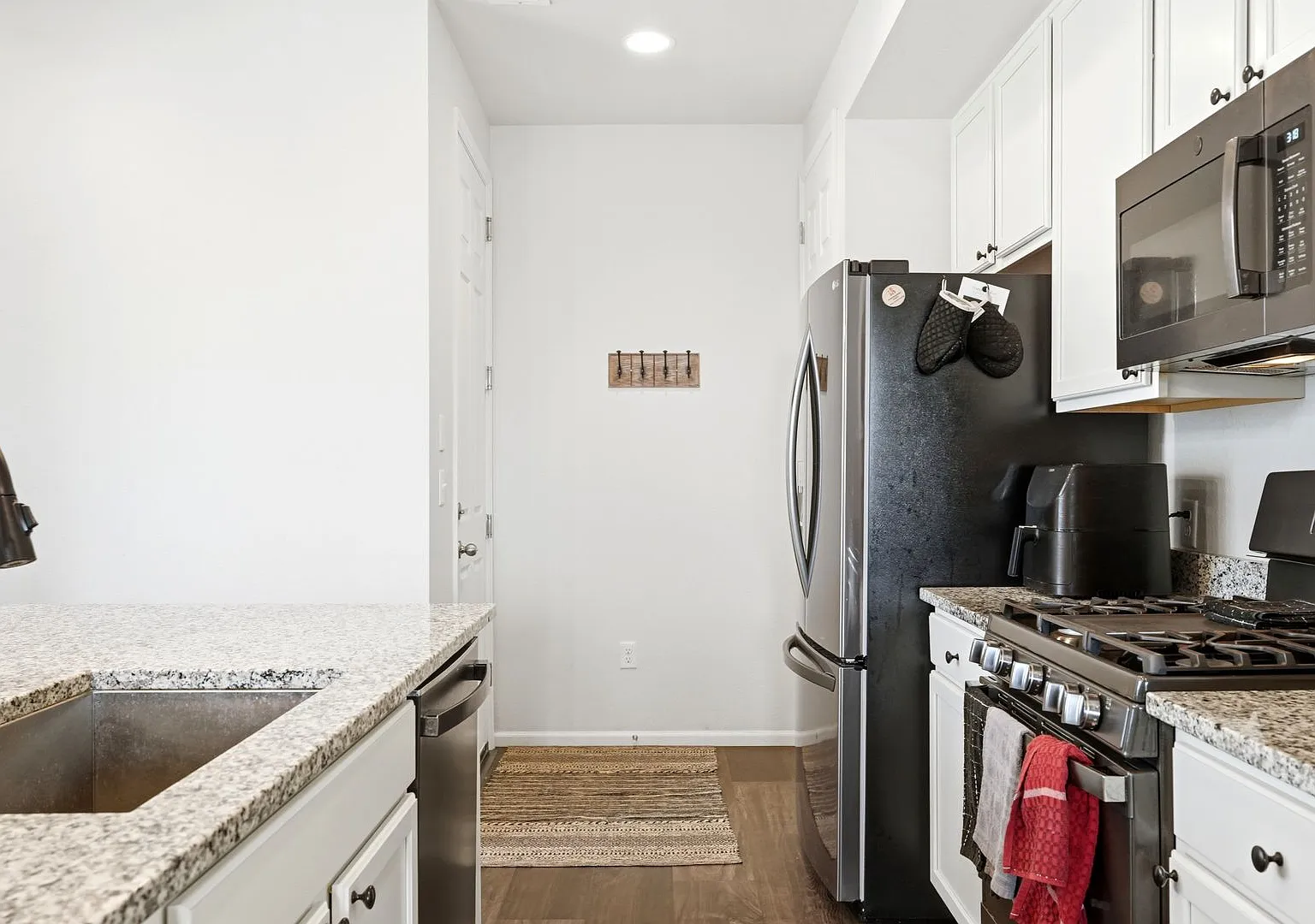 Beautiful Frederick Townhome with Two En-Suite Bedrooms & 2-Car Garage — Photo 4