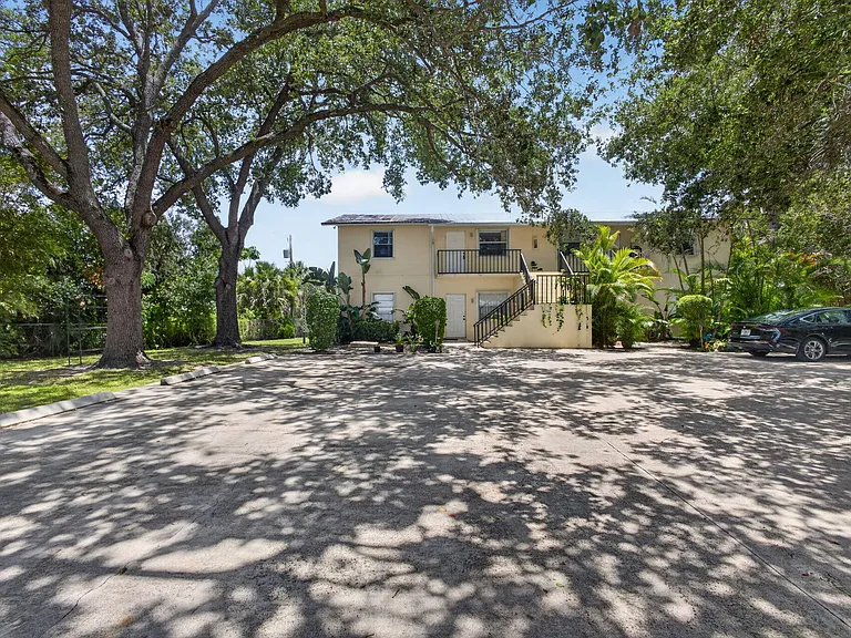 708 SW Gardens Blvd — Photo 3