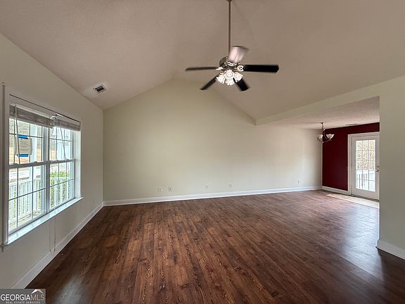 5th image of 140 Summit Ln