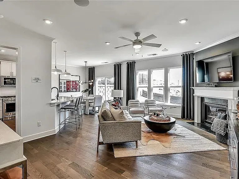257 Holden Way — Photo 2