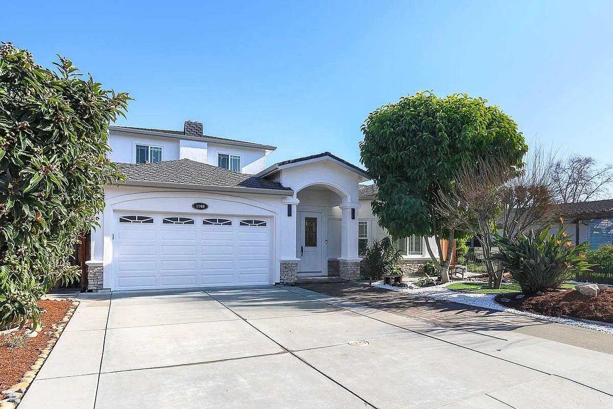 1068 Johnson Ave photo 1