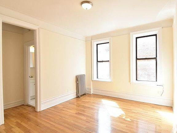4th image of 4848 Broadway #D2