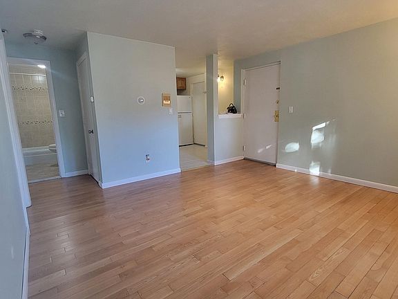 4th image of 200 Newbury Ave APT 4