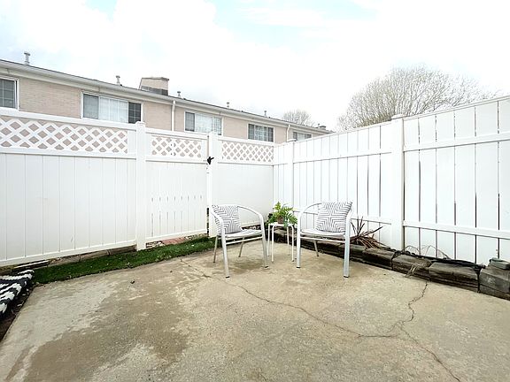 3rd image of 1230 Green Oaks Ln APT F