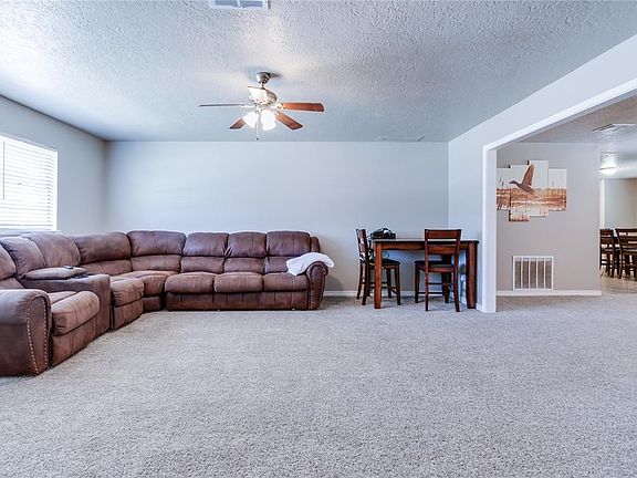 4th image of 2609 Chateau Dr