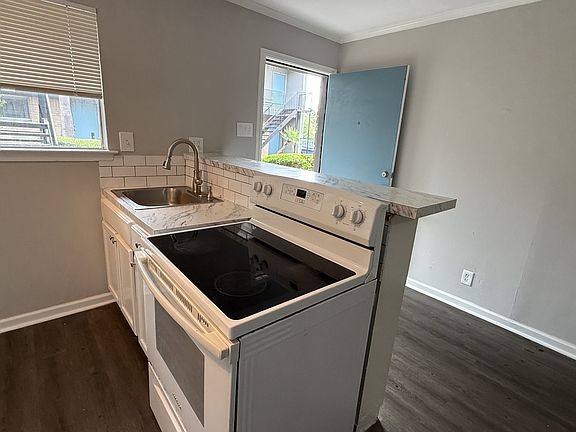 3rd image of 1660 Richmond Ave #11523622